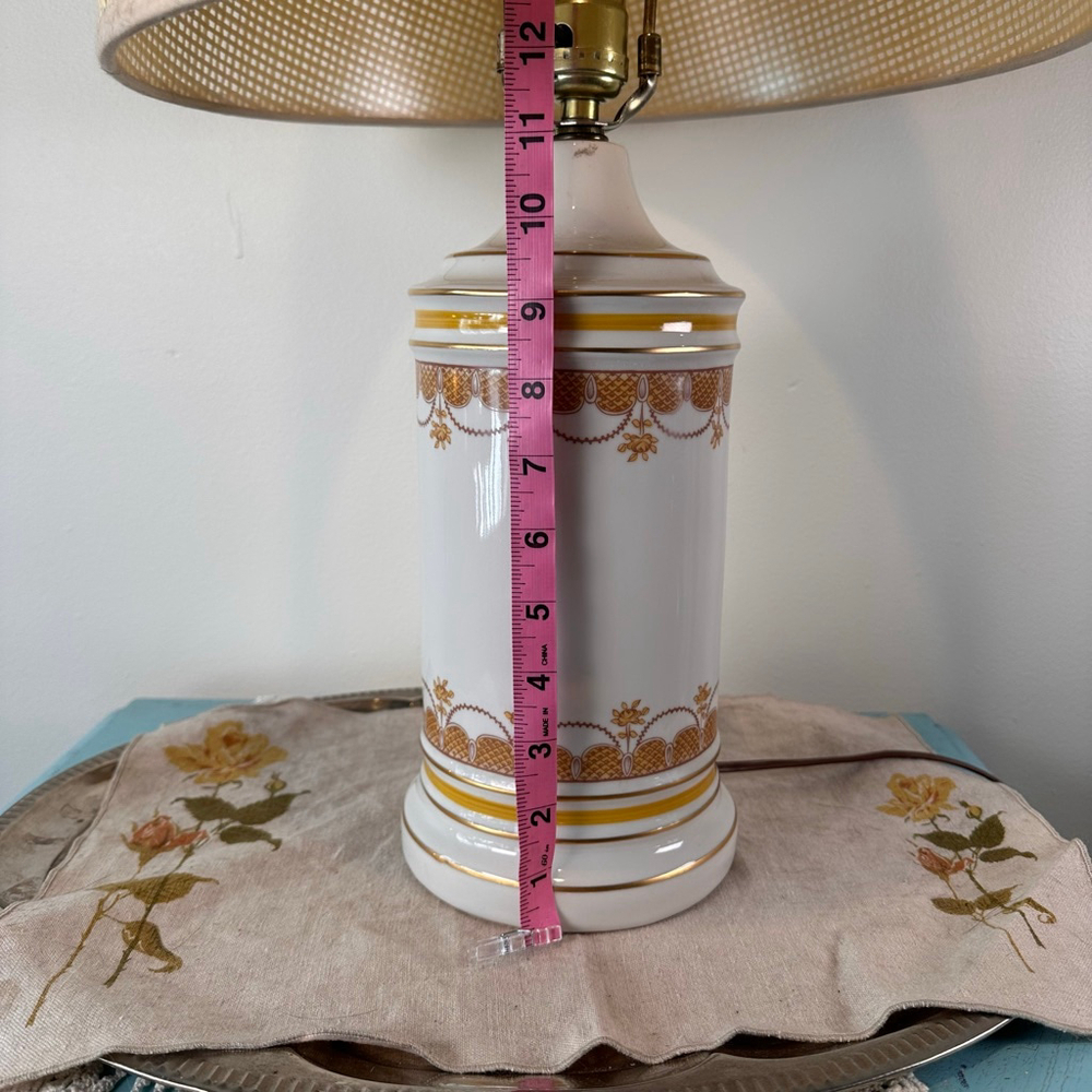 Vintage Mid-Century Ceramic Table Lamp | White w/ Harvest Gold Trim | Regency - Picture 6 of 8